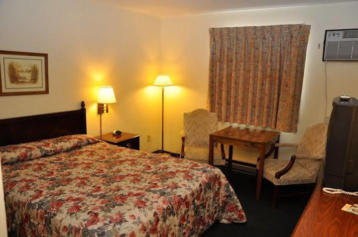 Motel Super 8 by Wyndham Eau Claire I-94 Extérieur photo